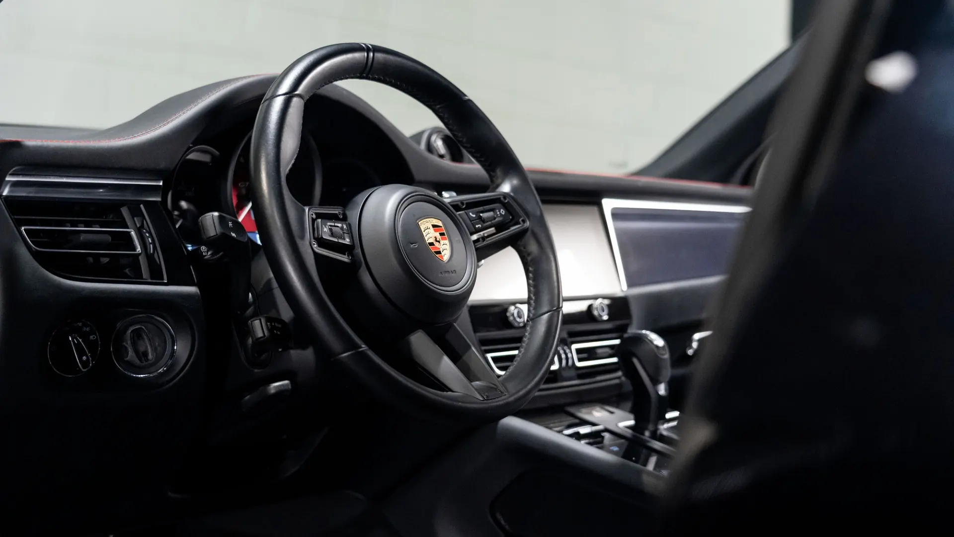 Porsche Macan — photo 30