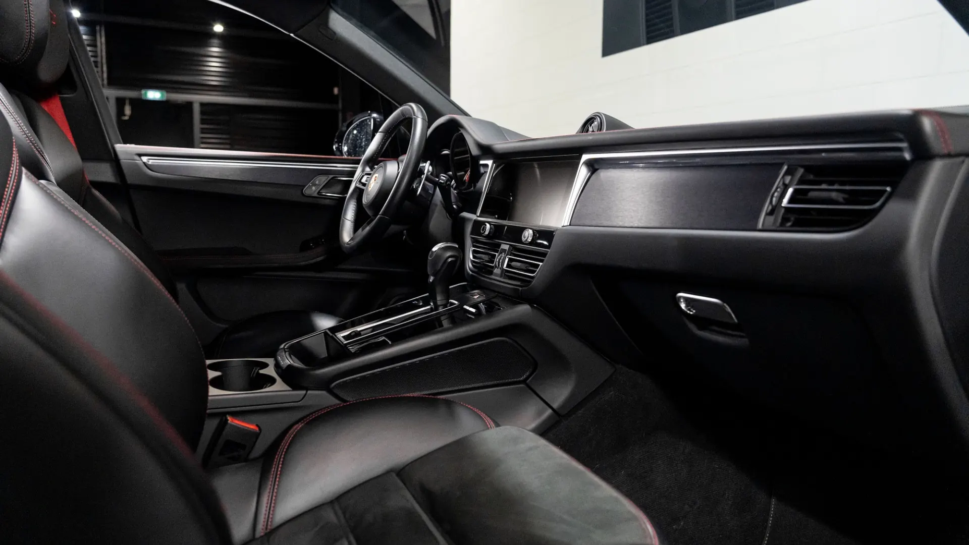 Porsche Macan — photo 15
