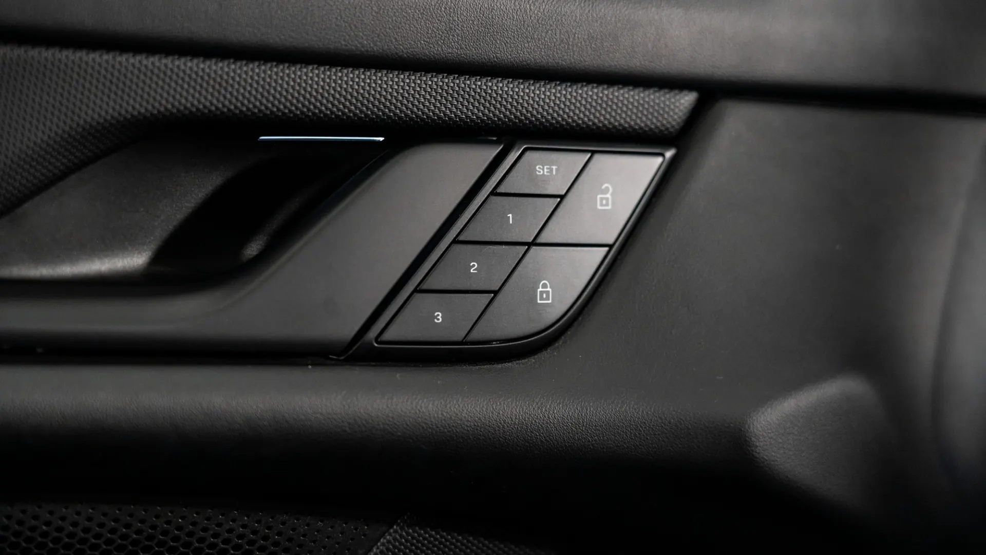 Porsche Taycan — photo 18