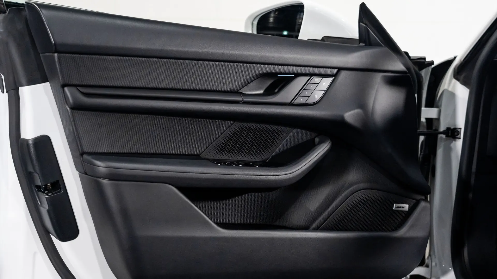 Porsche Taycan — photo 17