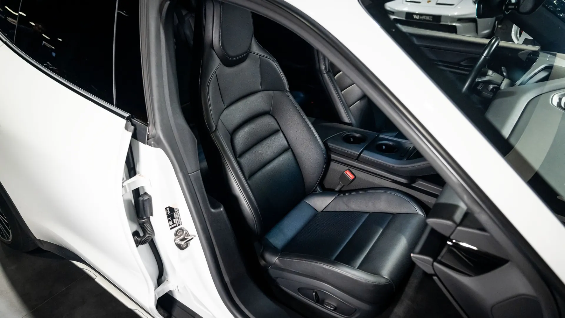 Porsche Taycan — photo 11