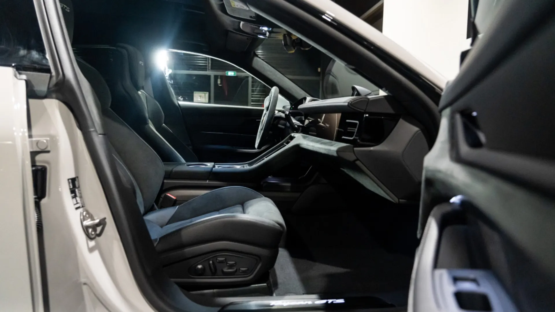 Porsche Taycan — photo 9