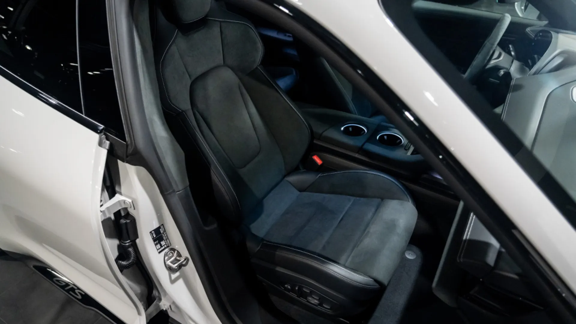 Porsche Taycan — photo 10