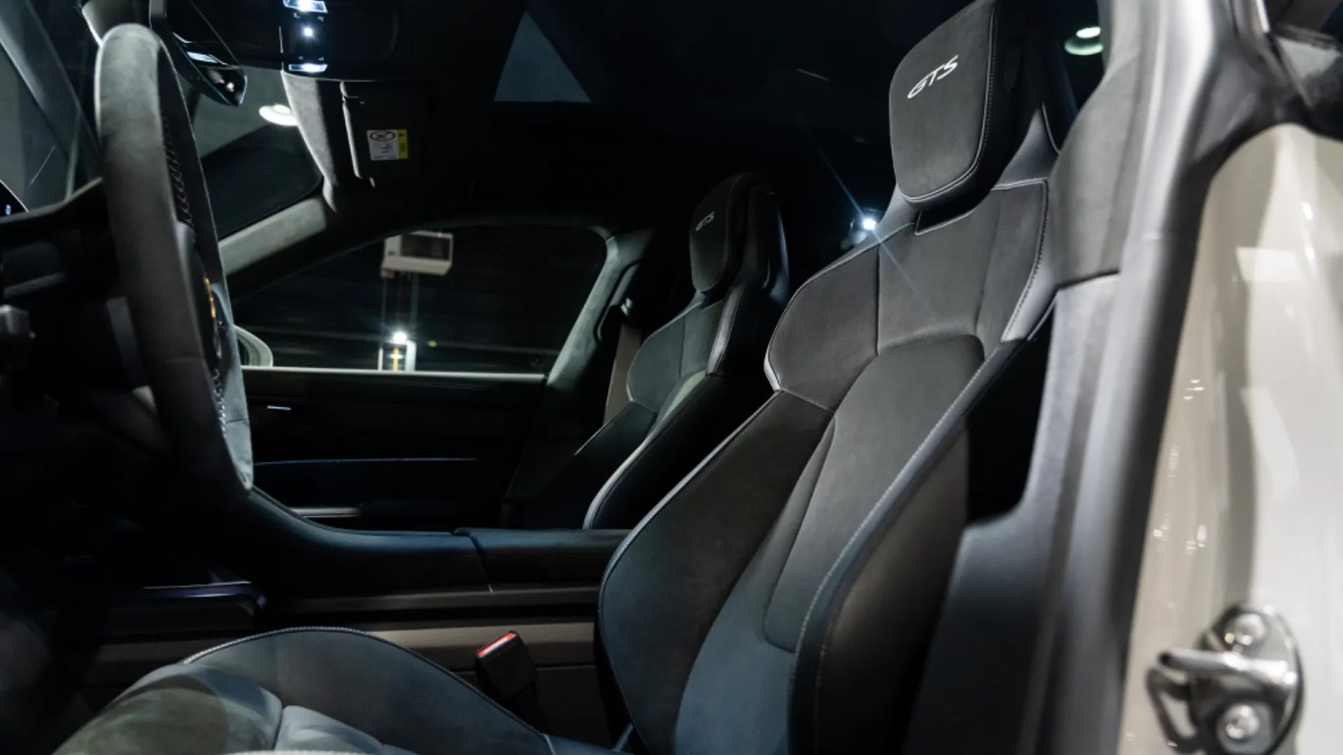 Porsche Taycan — photo 11