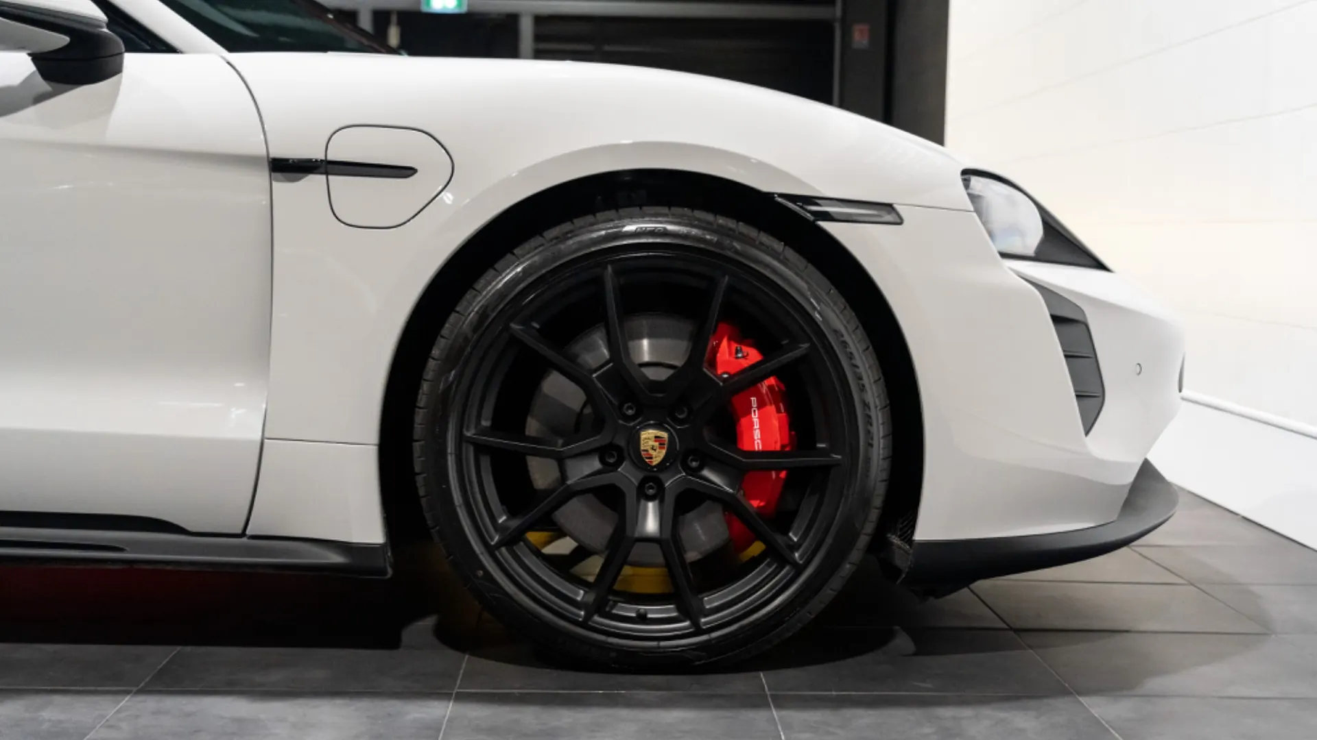 Porsche Taycan — photo 7