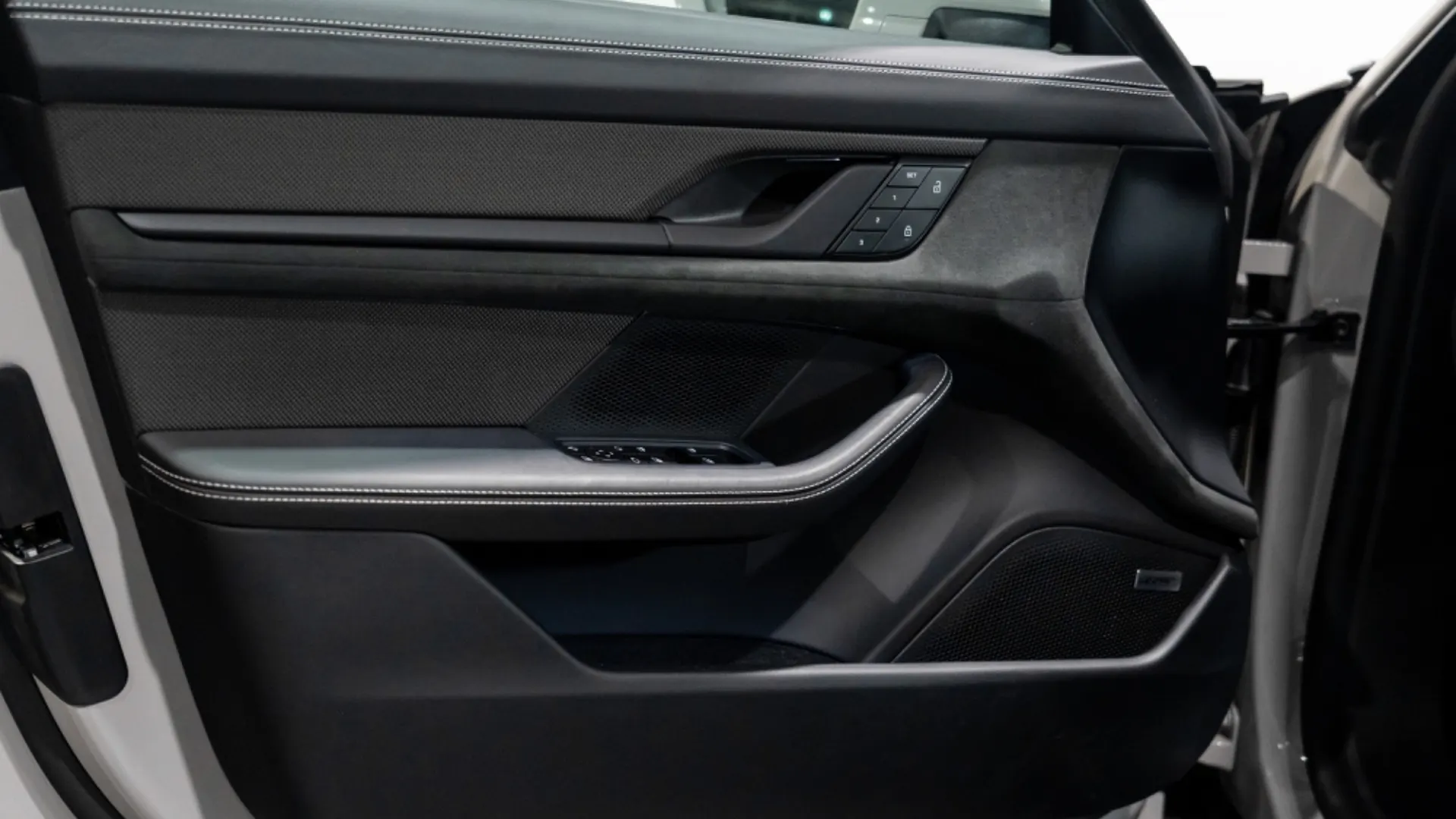 Porsche Taycan — photo 27