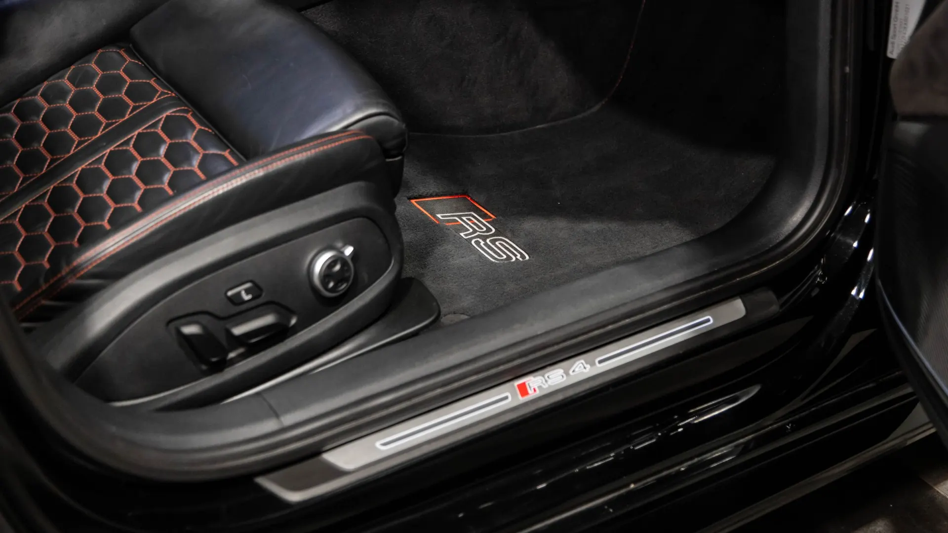 Audi RS4 — photo 28